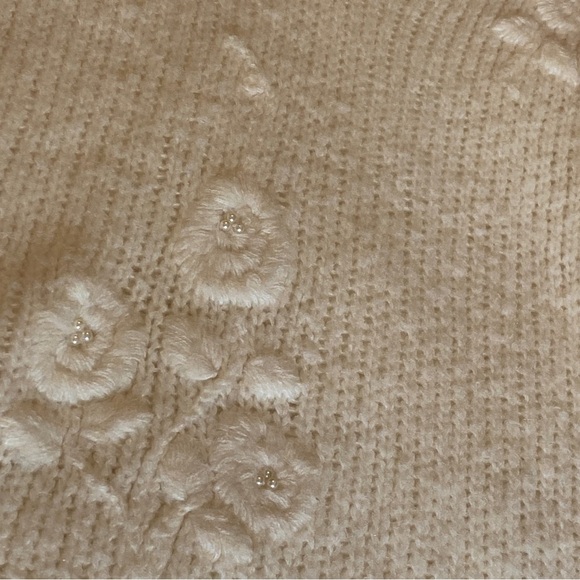 Vintage Colleen’s Collectables white sweater with white flowers - Picture 4 of 7